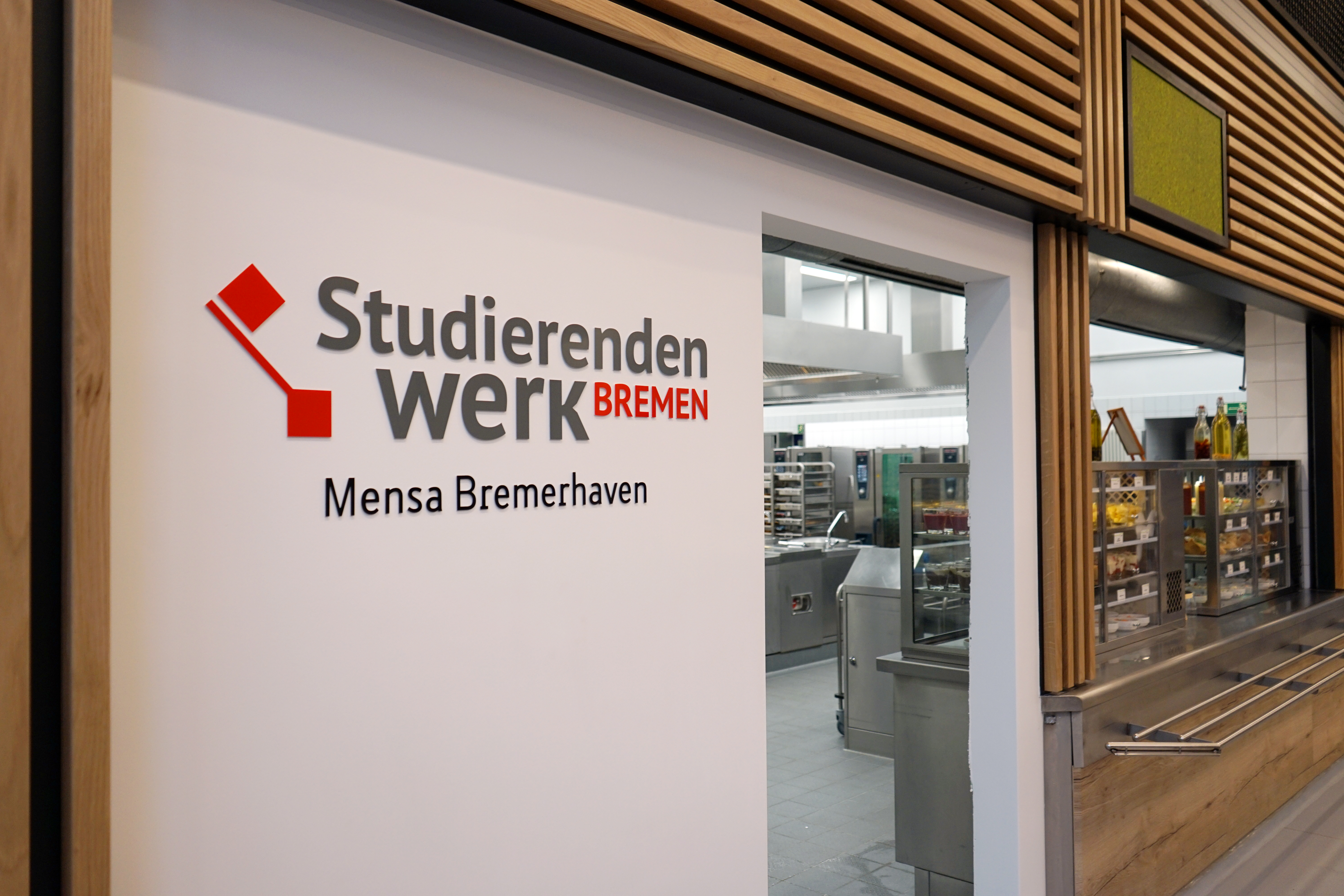 Speiseausgabe der Mensa Bremerhaven mit Logo.