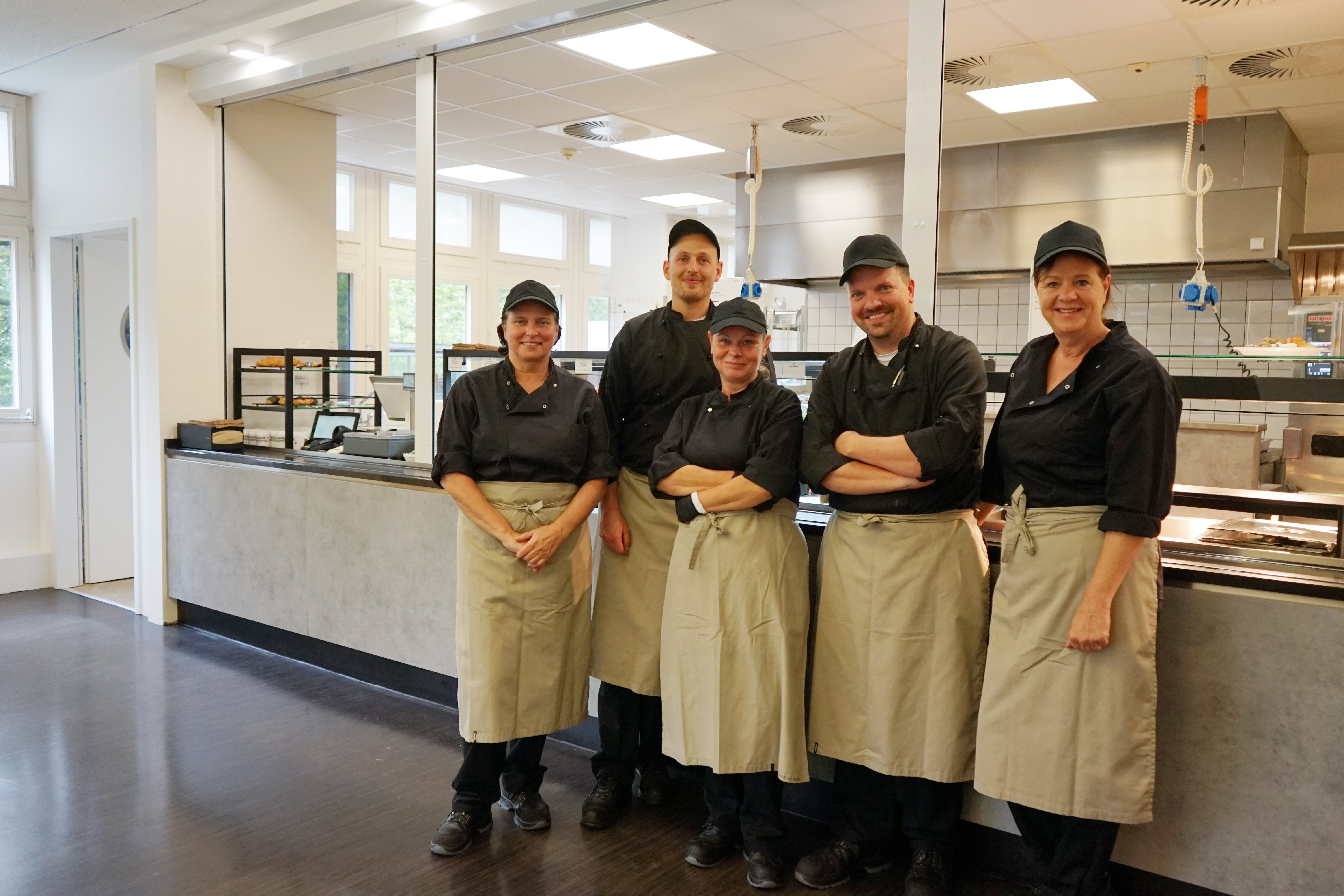 Fünf Teammitglieder einer Mensa in Arbeitskleidung.
