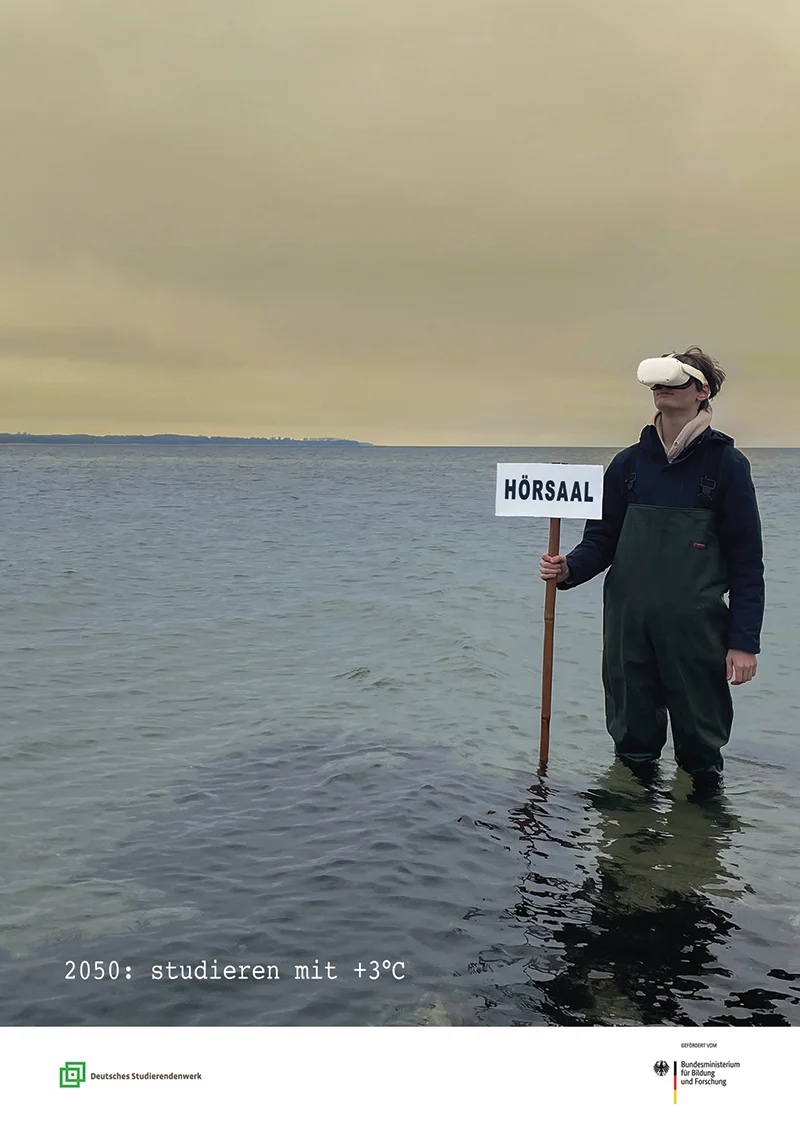 Werk von Merle von Forster, dass einen Mann mit Hochwasserhose und Virtual Reality Brille zeigt, der bis zu den Knien im Meer steht und ein Schild mit der Aufschrift "Hörsaal" in der Hand hält.